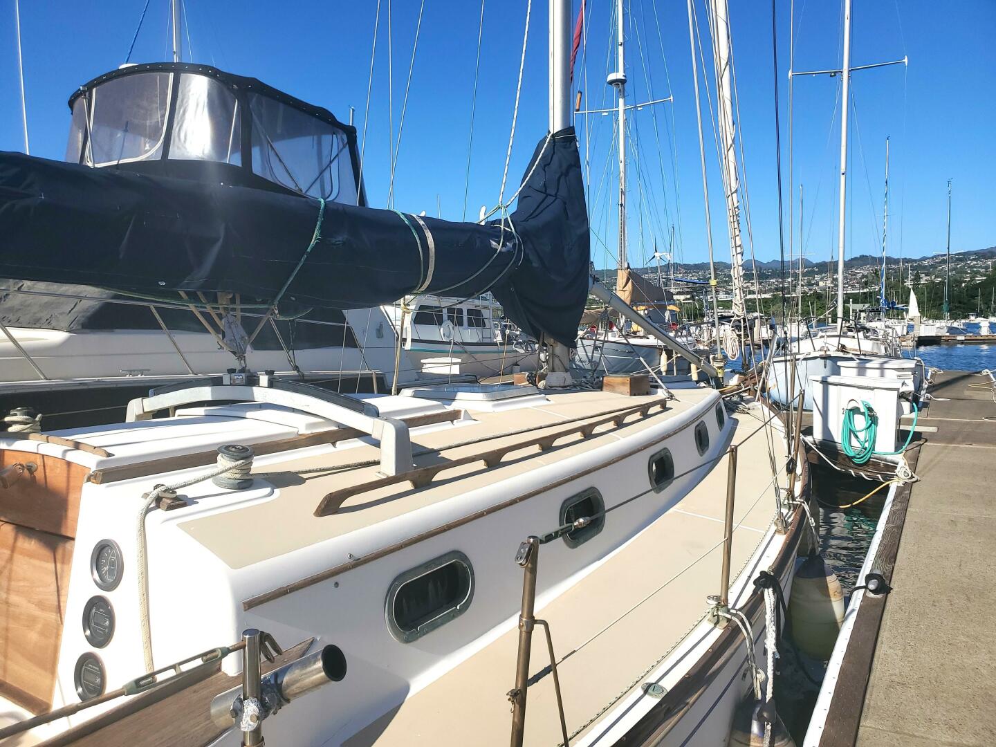 1987 Cape Dory 330