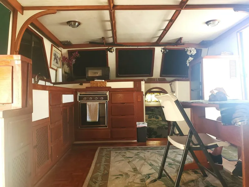 1981 CHB SEDAN-AFT CABIN