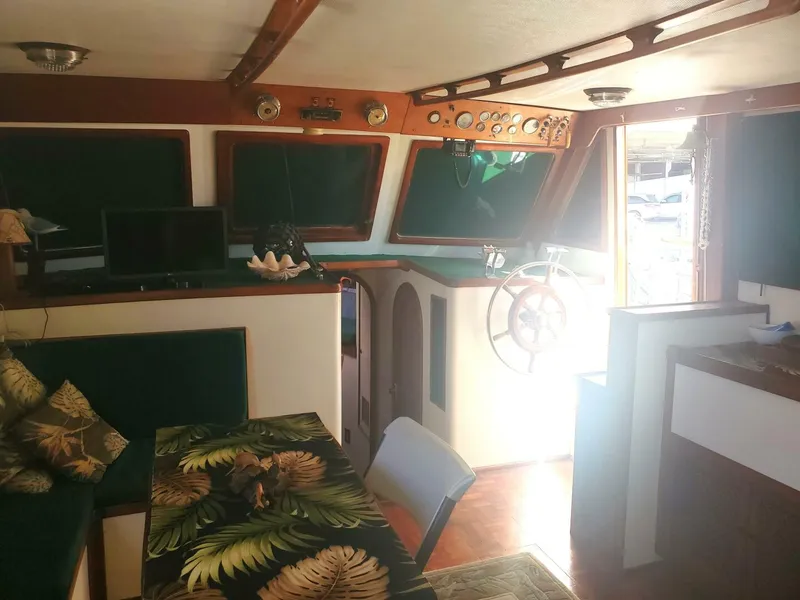 1981 CHB SEDAN-AFT CABIN