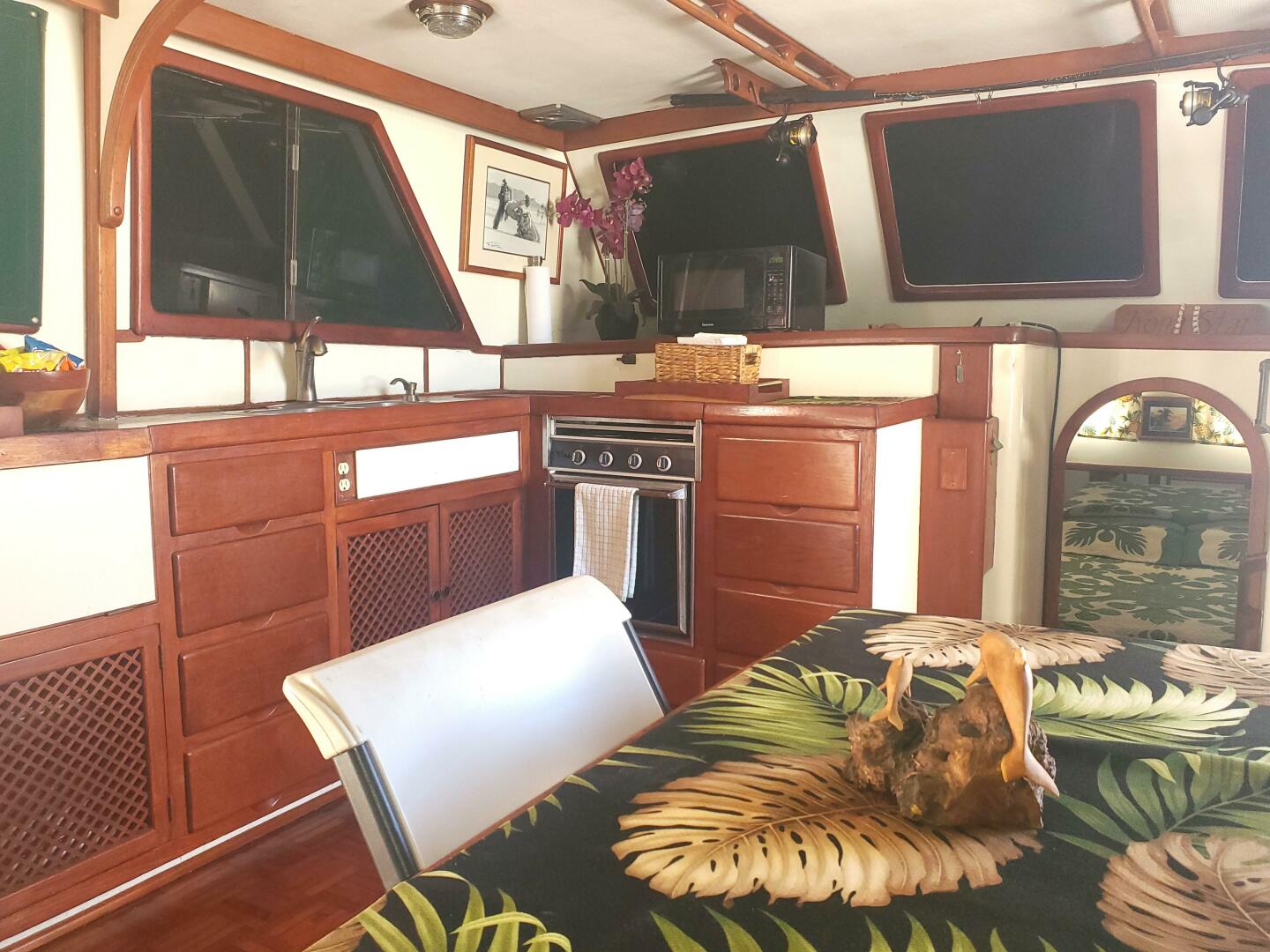 1981 CHB SEDAN-AFT CABIN