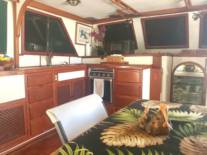 1981 CHB SEDAN-AFT CABIN