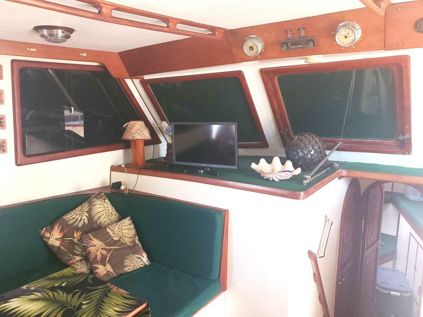 1981 CHB SEDAN-AFT CABIN