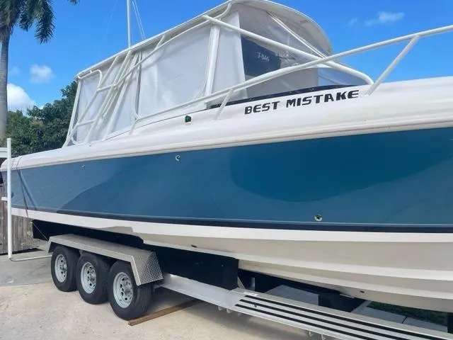 2000 Intrepid 366 Cuddy