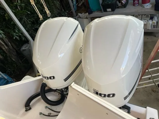 2000 Intrepid 366 Cuddy