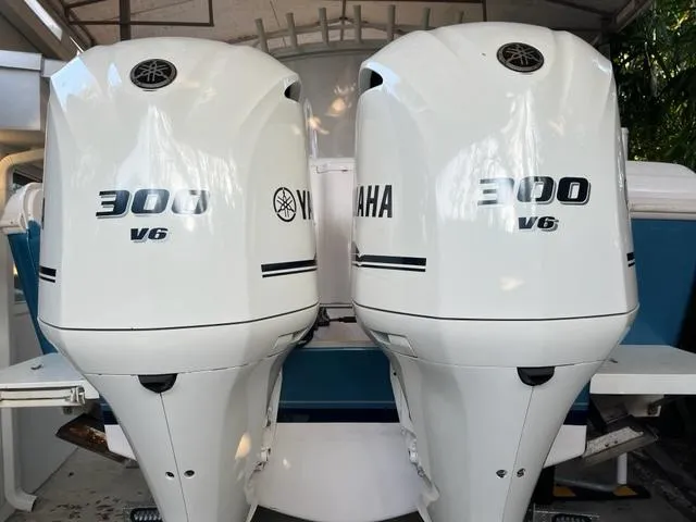 2000 Intrepid 366 Cuddy