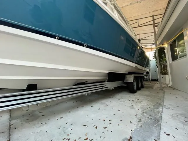 2000 Intrepid 366 Cuddy
