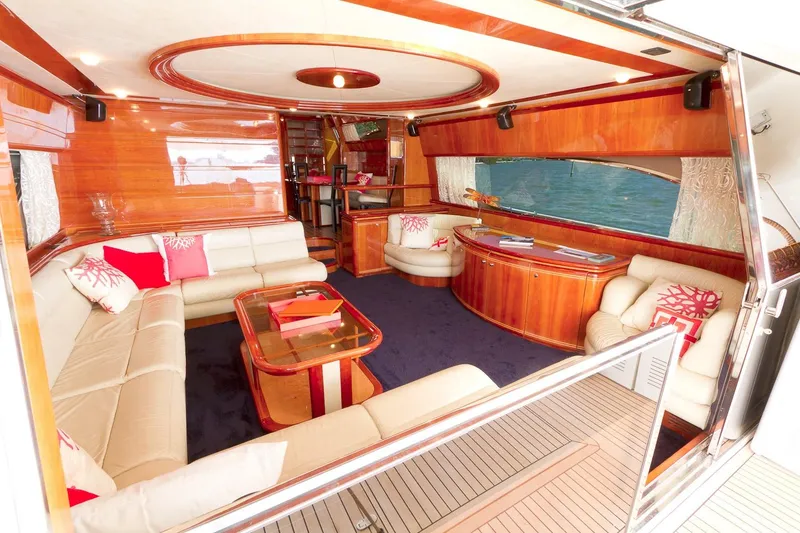 2004 Ferretti Yachts 810