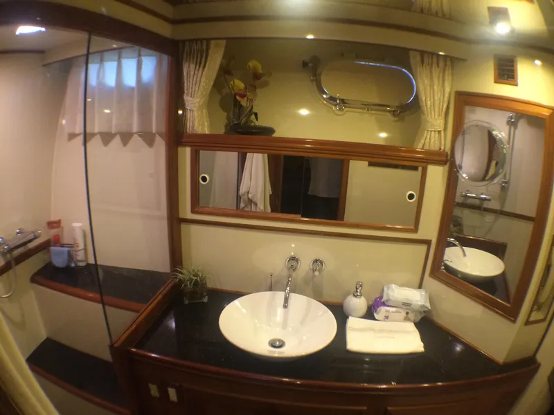 2000 Ocean Alexander 63' Pilothouse