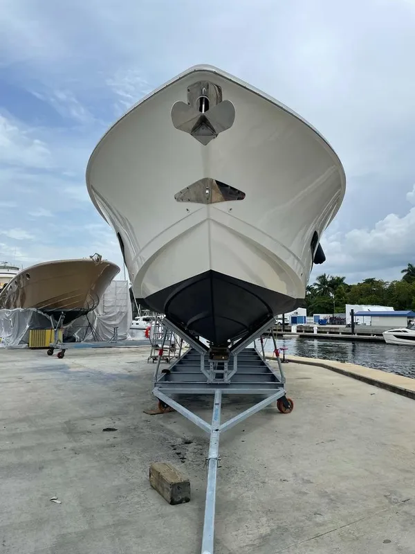 2016 Boston Whaler 420 Outrage