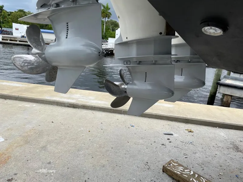 2016 Boston Whaler 420 Outrage