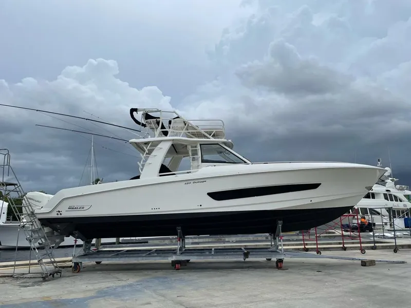 2016 Boston Whaler 420 Outrage