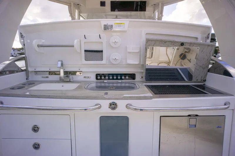 2016 Boston Whaler 420 Outrage