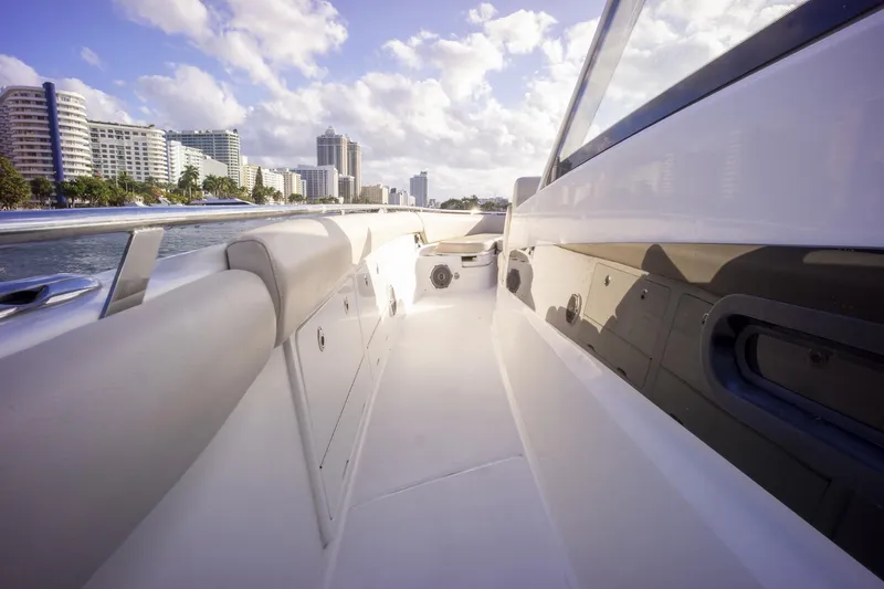 2016 Boston Whaler 420 Outrage