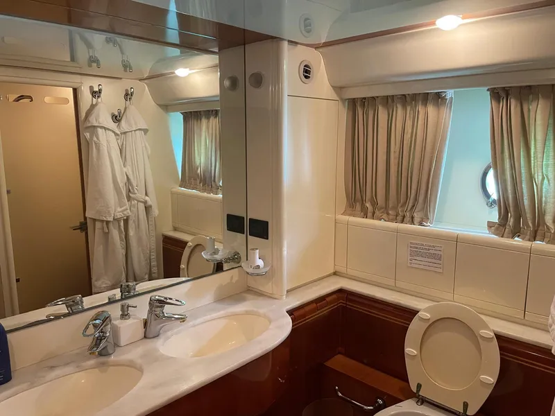 2003 Ferretti Yachts 810 RPH