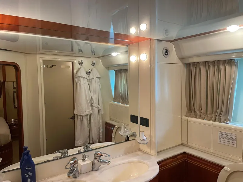2003 Ferretti Yachts 810 RPH
