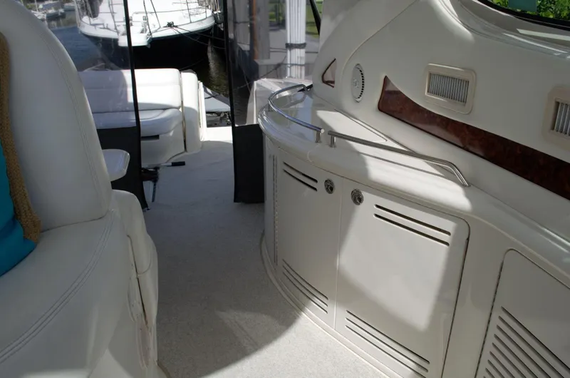 2004 Sea Ray Sundancer 550 Express Cruiser