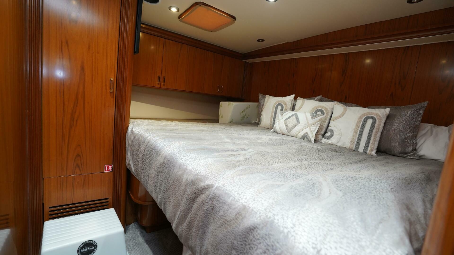 2005 Sea Force IX Enclosed Flybridge