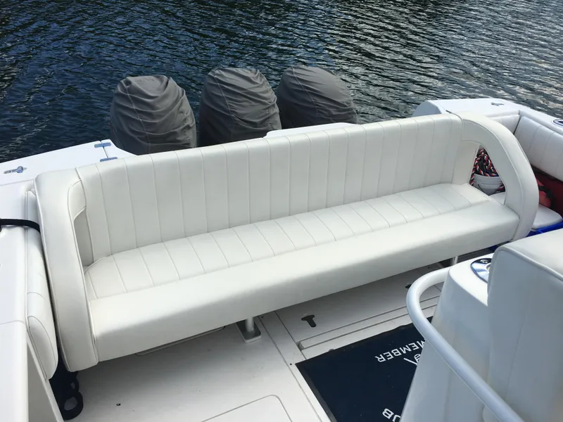 2004 Intrepid 377 Walkaround