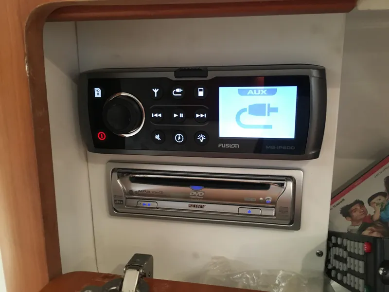2004 Intrepid 377 Walkaround