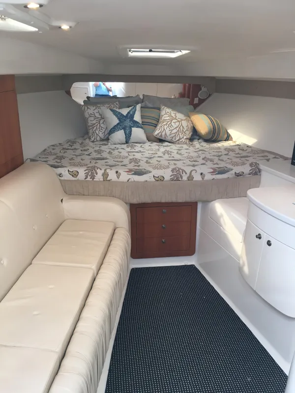 2004 Intrepid 377 Walkaround