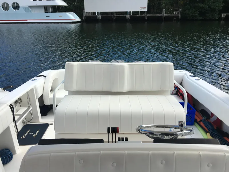 2004 Intrepid 377 Walkaround
