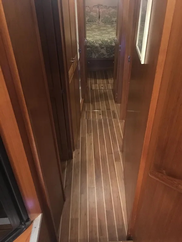 1999 Riviera 48 Enclosed Bridge