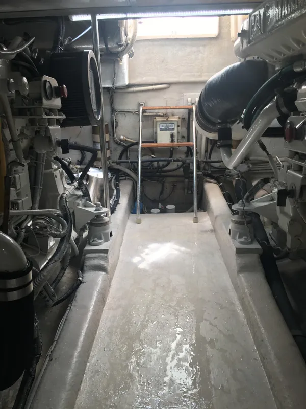 1999 Riviera 48 Enclosed Bridge