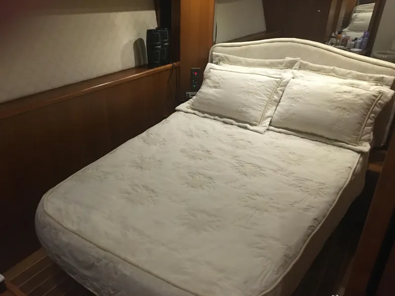 1999 Riviera 48 Enclosed Bridge