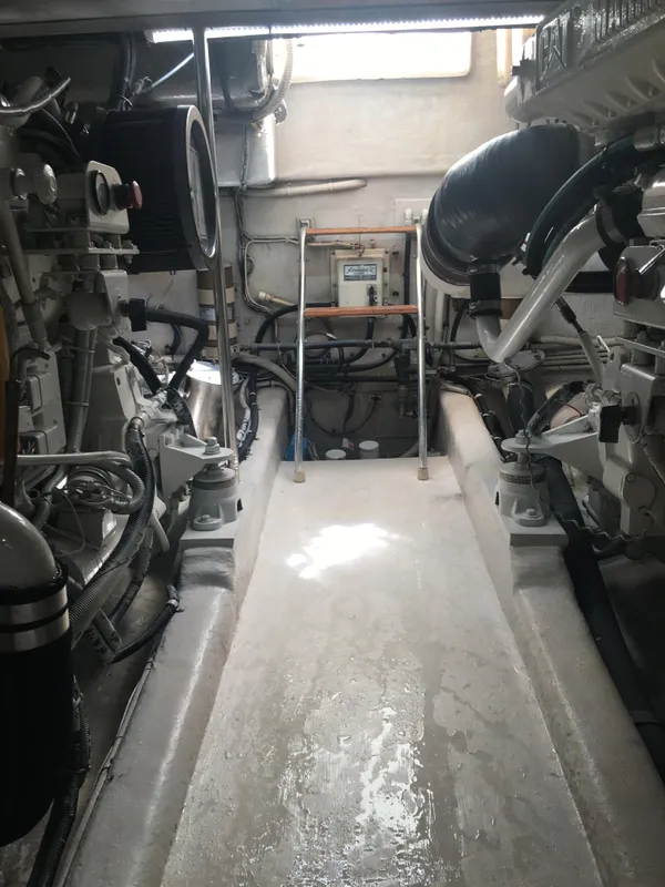 1999 Riviera 48 Enclosed Bridge