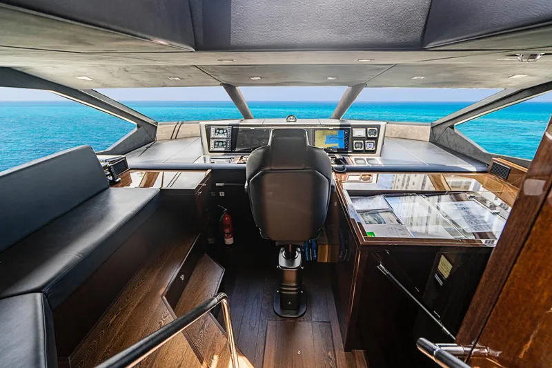 2017 Sunseeker 95 Yacht