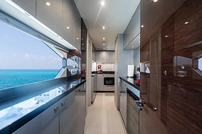 2017 Sunseeker 95 Yacht