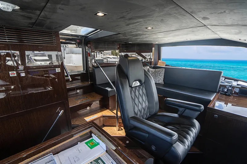 2017 Sunseeker 95 Yacht