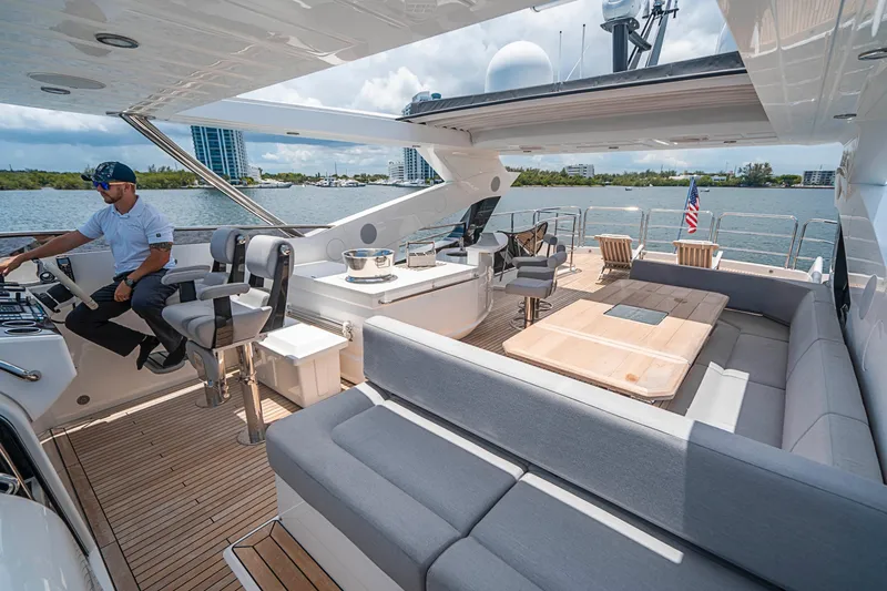 2017 Sunseeker 95 Yacht