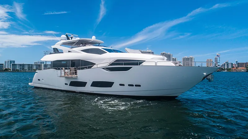2017 Sunseeker 95 Yacht
