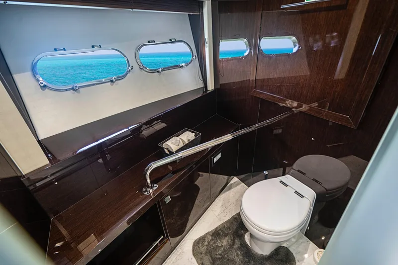 2017 Sunseeker 95 Yacht