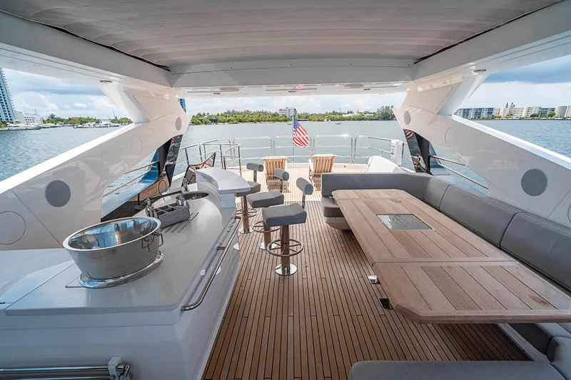 2017 Sunseeker 95 Yacht
