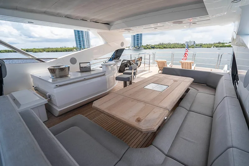 2017 Sunseeker 95 Yacht