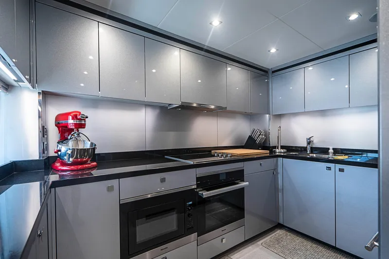 2017 Sunseeker 95 Yacht