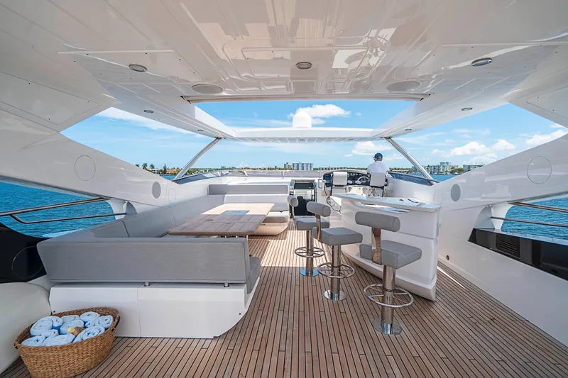 2017 Sunseeker 95 Yacht