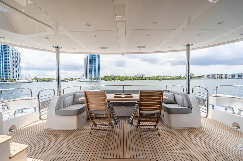 2017 Sunseeker 95 Yacht