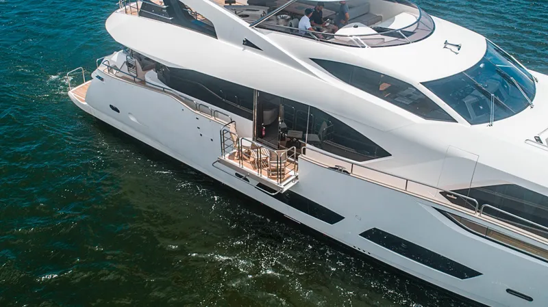 2017 Sunseeker 95 Yacht