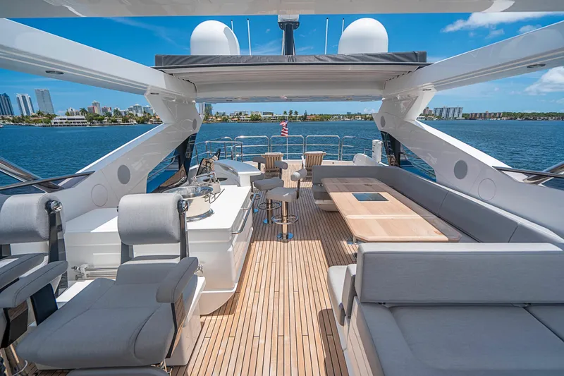 2017 Sunseeker 95 Yacht