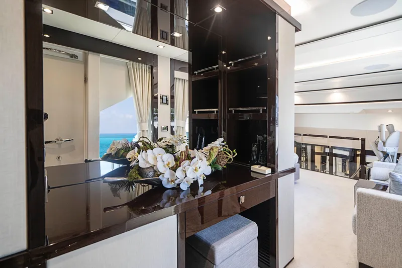 2017 Sunseeker 95 Yacht