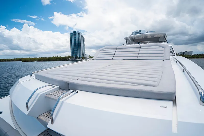 2017 Sunseeker 95 Yacht
