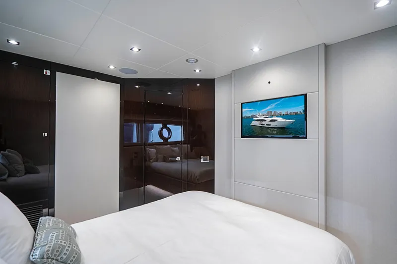 2017 Sunseeker 95 Yacht