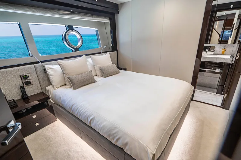 2017 Sunseeker 95 Yacht