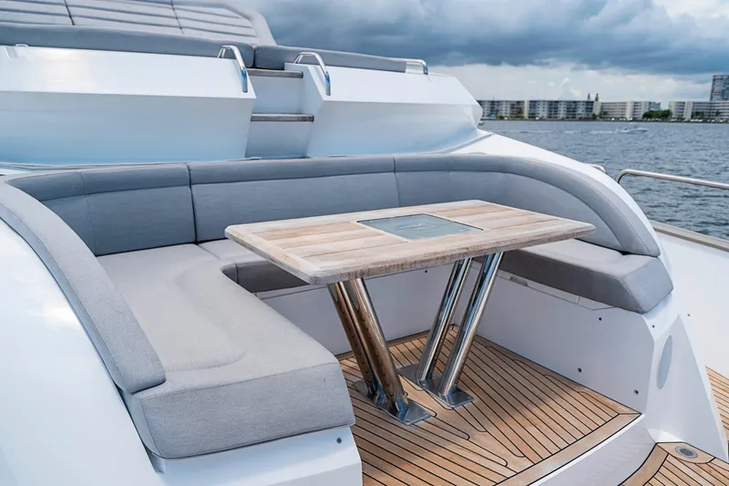 2017 Sunseeker 95 Yacht