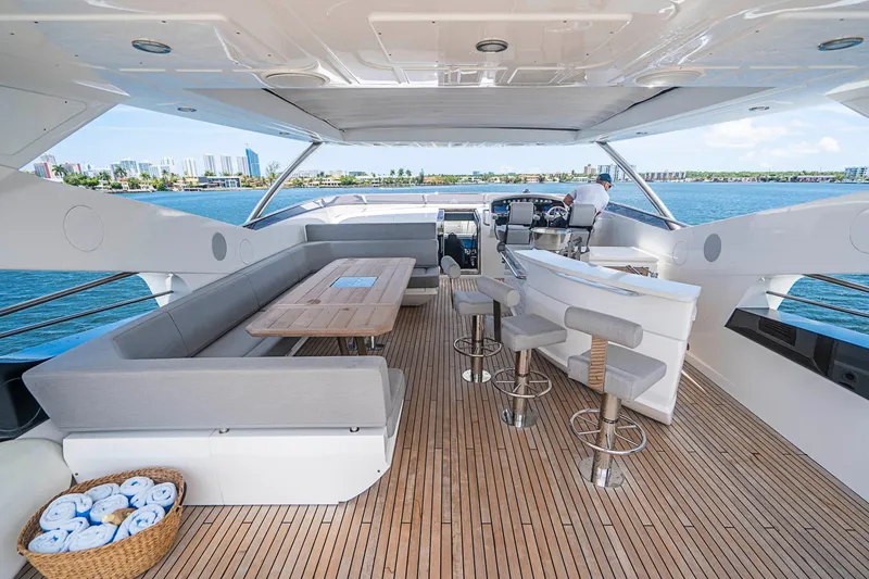 2017 Sunseeker 95 Yacht