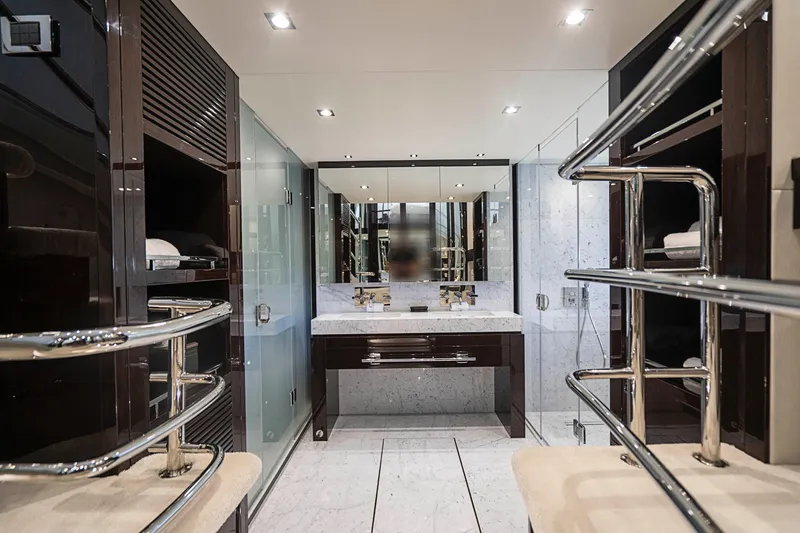 2017 Sunseeker 95 Yacht