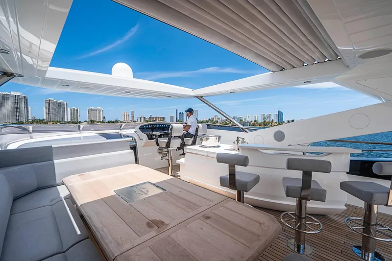 2017 Sunseeker 95 Yacht